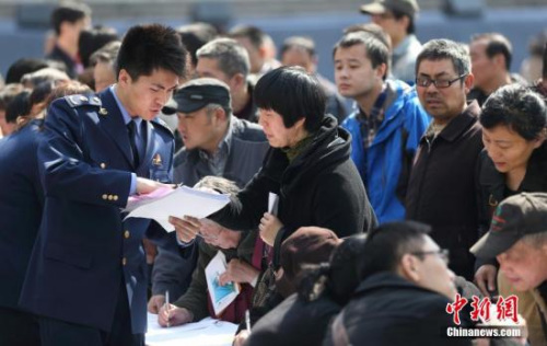 資料圖：3月15日，市民在南京舉辦的紀念3·15國際消費者權益日活動上向工作人員進行咨詢投訴。<a target='_blank' href='http://www.chinanews.com/'>中新社</a>發 泱波 攝