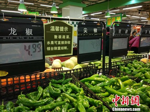 資料圖：市民在超市選購蔬菜。<a target='_blank' href='http://www.chinanews.com/' >中新網</a>記者 李金磊 攝