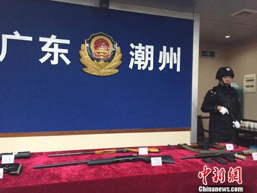 潮州警方破獲特大非法買賣、持有槍支彈藥犯罪團伙，展示涉案槍支。　陳啟任攝