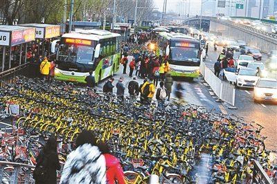 上千共享單車圍困公交車站單車占道打破站臺秩序