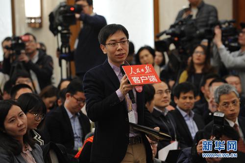 3月2日，全國政協十二屆五次會議新聞發布會在人民大會堂一層新聞發布廳舉行。圖為人民日報記者提問。