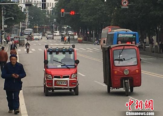 營山縣城滿街跑的的電動三四輪車?！⒅铱?攝