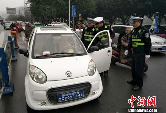 樂山交警嚴(yán)查電動三四輪車違規(guī)上路。　劉忠俊 攝