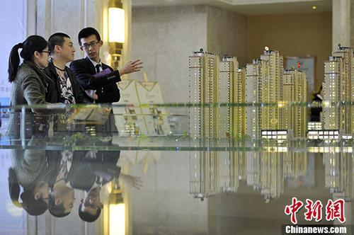 圖為某樓盤置業顧問向民眾推薦商品房戶型。 <a target='_blank' href='http://www.chinanews.com/'>中新社</a>記者 韋亮 攝