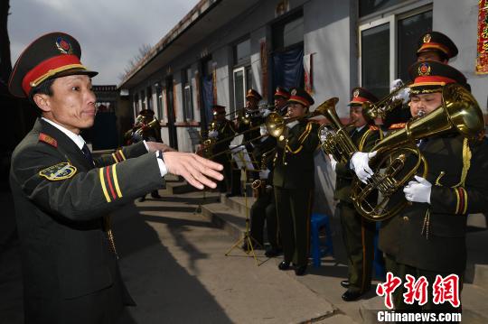 45歲的楊學(xué)軍是樂(lè)隊(duì)的創(chuàng)始人，他每天下午都要帶領(lǐng)隊(duì)員排練歌曲。樂(lè)器種類從最初的兩三種擴(kuò)展到電子琴、小號(hào)、大號(hào)、中號(hào)、薩克斯、架子鼓、大鼓、小鼓等十余種。　韋亮 攝