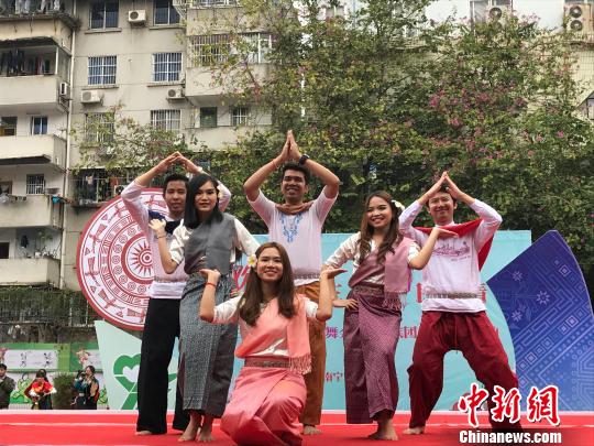 圖為廣西醫科大學的留學生身著各自國家的傳統服飾在現場表演。鐘建珊 攝