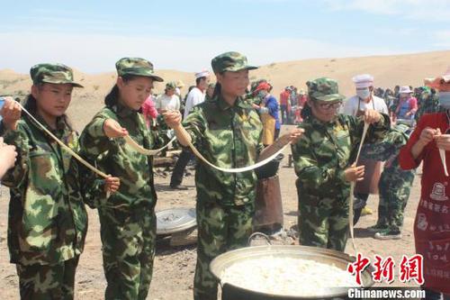 資料圖：野外拉練，學生自己做飯。　鐘欣 攝