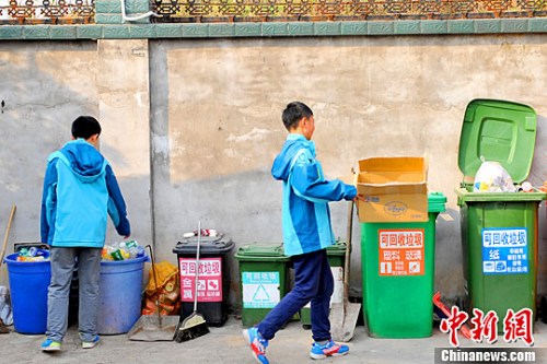 資料圖：學(xué)生們將垃圾分類(lèi)放置。李傳平 攝