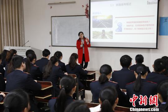 湖南高職院校比照“空姐”招“動姐”（圖）