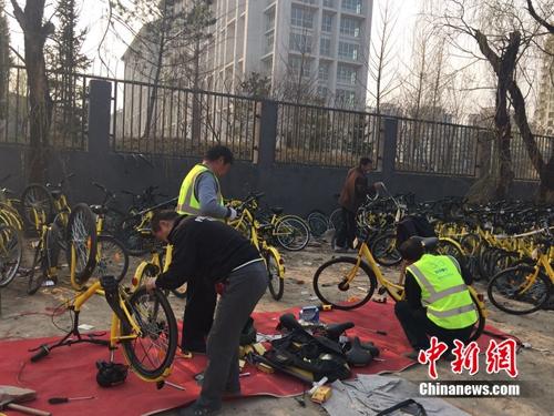 在北京某個共享單車維修點，修車師傅正在工作。<a target='_blank' href='http://www.chinanews.com/' >中新網</a> 吳濤 攝