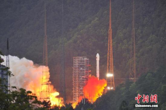 4月12日19時04分，中國西昌衛星發射中心成功發射實踐十三號衛星。實踐十三號衛星是中國首顆高通量通信衛星，這顆衛星首次在高軌道上應用激光通信和電推進等技術，通信總容量達20G以上，超過我國此前所有通信衛星容量的總和。 葉樂峰 攝