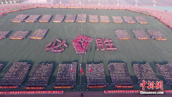 資料圖：2月27日，河北衡水二中舉行了“燃青春，磨利劍，戰百天，奪桂冠”高考百日誓師大會。衡水二中 供圖