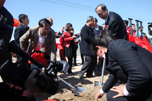 三、前來長嶺縣參加萬頃牡丹種植啟動儀式的中央中直機(jī)關(guān)書記王錦銘（中）等領(lǐng)導(dǎo)人親手栽種下牡丹苗?！¤骱z影