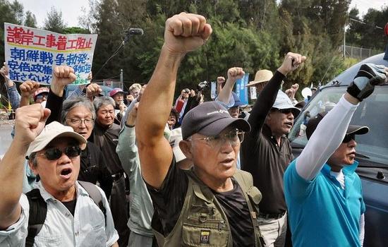 日本填海為美軍建基地 民眾乘坐皮劃艇與警方對峙