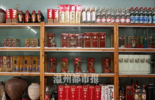 男子30年間收藏上千瓶酒 最貴的一瓶能買一套房