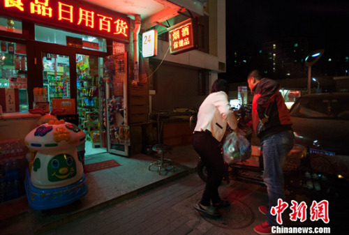 有顧客打電話來買飲料，夫妻二人準(zhǔn)備送貨。<a target='_blank' href='http://www.chinanews.com/' >中新網(wǎng)</a>記者 李卿 攝