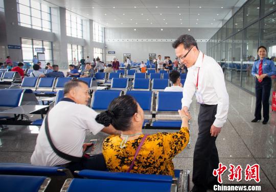 樂昌市委書記陳宏宇在樂昌東站候車室看望乘車旅客。　陳躍進 攝