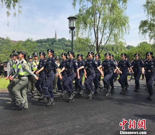 西湖女子巡邏隊正在巡邏 方堃 攝