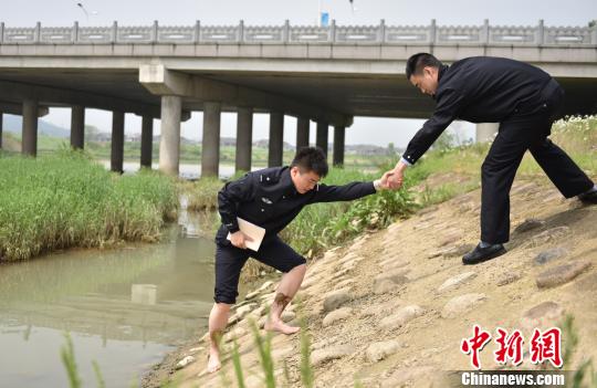 圖為：臧建軍勘察河道現場?！⌒蠘芬?攝