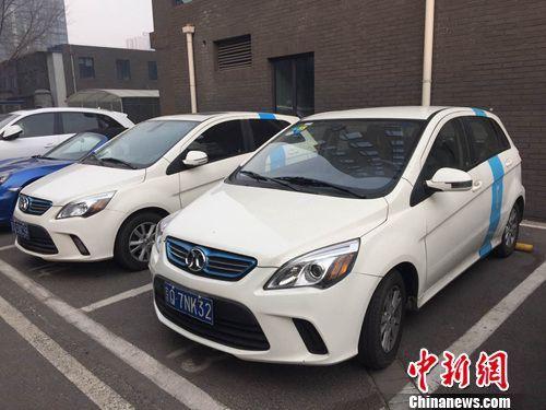 多輛共享汽車停靠在路邊。<a target='_blank' href='http://www.chinanews.com/' >中新網</a> 吳濤 攝