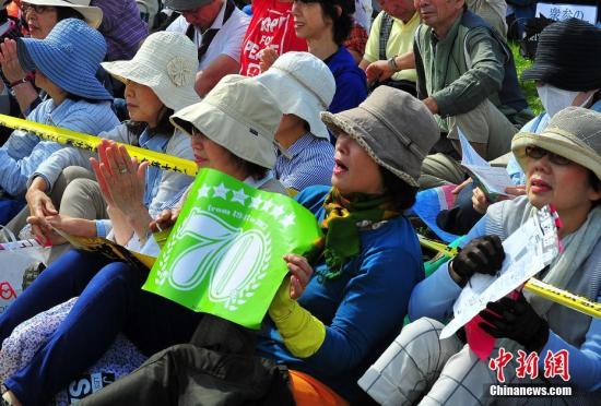 當地時間5月3日，數萬日本民眾在東京舉行集會和游行，為整整經歷了70個年頭的日本戰后憲法“點贊”，呼吁維護和平憲法，反對執政當局的修憲企圖。 <a target='_blank' href='http://www.chinanews.com/'>中新社</a>記者 王健 攝