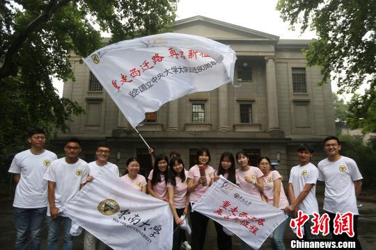 紀念民國中央大學抗戰西遷80周年，東南大學學子重走西遷路。　泱波 攝