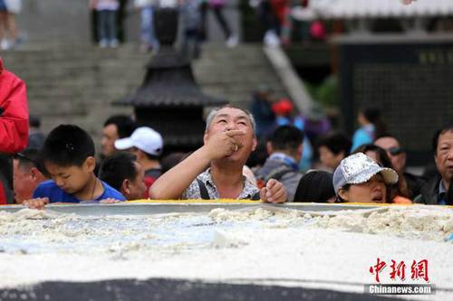 5噸重"巨無霸"豆腐亮相洛陽老君山 1小時被吃光(圖)