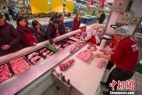 資料圖：山西太原，超市員工在為民眾分解豬肉。張云 攝