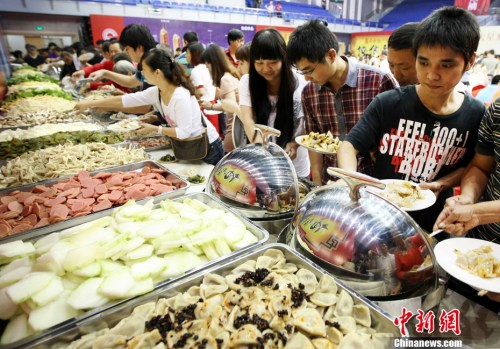 資料圖：多位市民正在排隊選擇麻辣燙菜品。<a target='_blank' href='http://www.chinanews.com/'>中新社</a>發 李一芳 攝