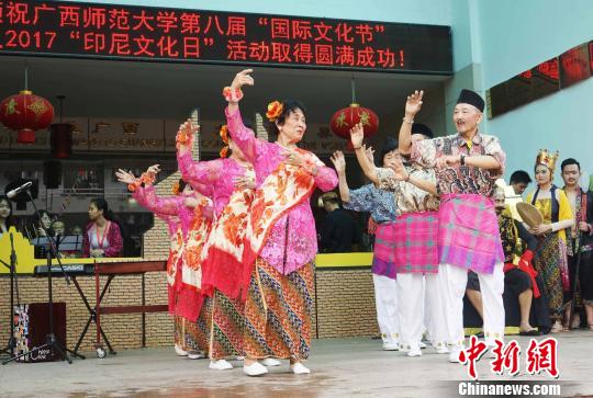 印尼華僑代表表演東爪哇省傳統(tǒng)歌舞表演。　唐夢憲 攝