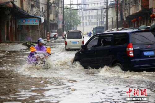  資料圖：5月14日夜間至15日清晨，廣西遭暴雨侵襲，柳州市部分路段內澇嚴重。朱柳融 攝