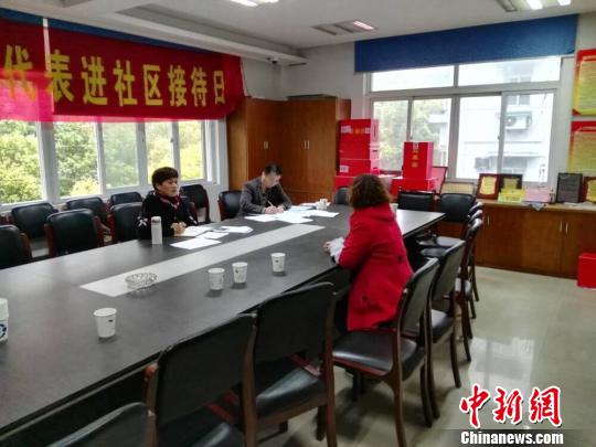 杭州市江干區閘弄口街道紀工委對候選人進行談心談話。　杭州市紀委供圖 攝