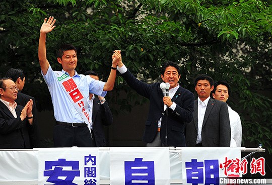 圖為日本首相安倍晉三當天在東京的中野車站為自民黨的候選人站臺拉票。 <a target='_blank' href='http://www.chinanews.com/'>中新社</a>記者 王健 攝