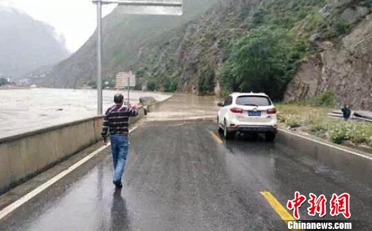 四川甘孜多地遭遇暴雨襲擊部分道路通行受阻（圖）