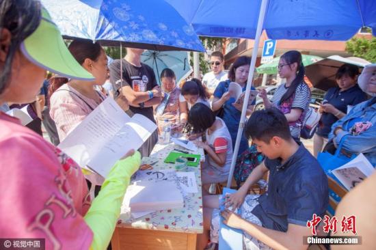 2016年6月27日，長春市，一中考考場外，幾位長春市高考的狀元賣“狀元筆記”，50元一本，受到很多家長的追捧。圖片來源：視覺中國