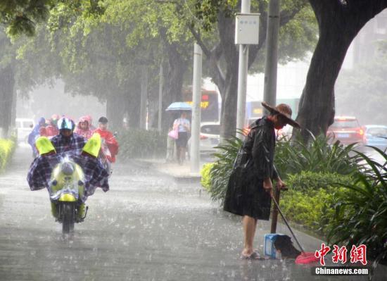 6月16日，廣西柳州市遭暴雨侵襲，一名清潔工在雨中掃地。據氣象部門發布信息稱，16日7時前24小時，廣西共計出現75站大暴雨、403站暴雨、562站大雨，強降雨天氣“唱主角”。日前，廣西氣象部門已啟動重大氣象災害(暴雨)Ⅲ級應急響應。 <a target='_blank' href='http://www.chinanews.com/'>中新社</a>記者 朱柳融 攝