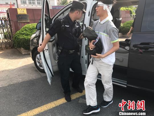 圖為：特警隊員將小豪送到考場。　蔡俊(通訊員) 攝