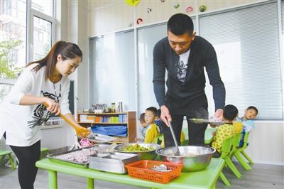 逄秋香、陳亮夫妻倆為幼兒園孩子盛午飯。