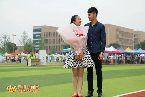 四川大學生畢業(yè)典禮現場霸氣求婚:明年我要當爸爸