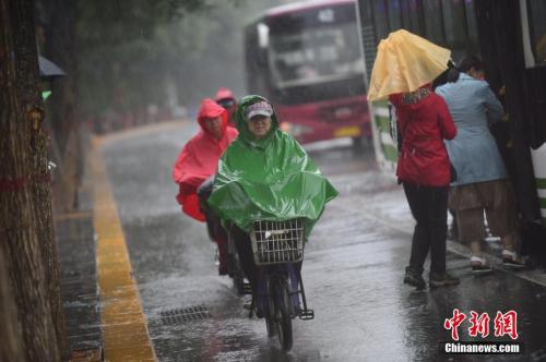 6月22日，呼和浩特迎來降雨。<a target='_blank' href='http://www.chinanews.com/'>中新社</a>記者 劉文華 攝