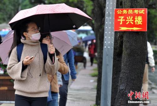 資料圖：2016年11月27日，11月27日，福州一公務員招考筆試考點，考生在尋找考場。張斌 攝