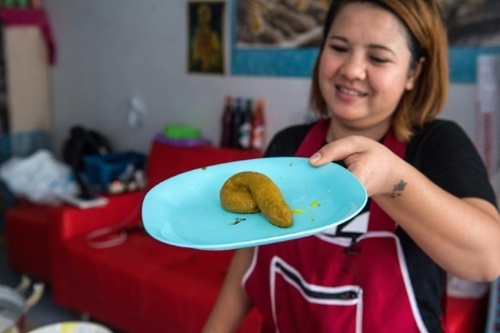 泰國女子制作超逼真大便狀蛋糕 受網友熱捧