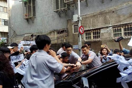 大觀自救會早上突襲“行政院長”住家，阻擋載林全上班的座車，抗議者將座車拖延在巷道內(nèi)約20分鐘，后遭警察排除，林全座車揚長而去。(圖片來源：臺灣《中時電子報》)