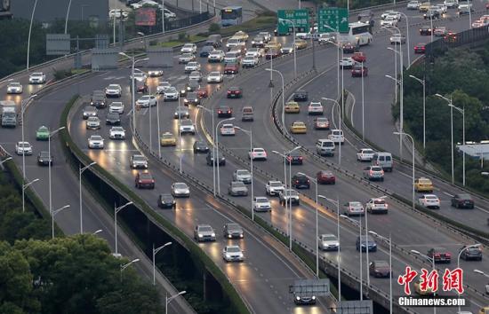 資料圖：外出旅游的民眾駕車有序返程。 泱波 攝