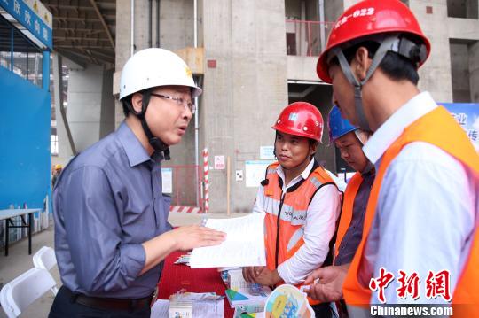 6月28日，北京市人力社保局走進位于朝陽區CBD核心區域的北京第一高樓“中國尊”的施工現場宣傳《社會保險法》等法律法規。　韓海丹 攝