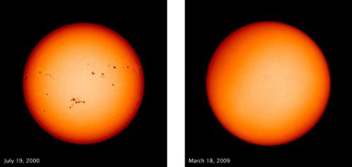 左圖為2000年的太陽黑子圖像；右圖為2009年的太陽黑子圖像。(圖片來源：NASA)