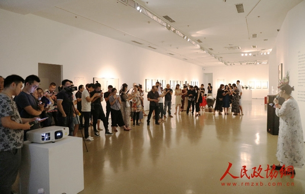 “萬物皆有靈——韓冬作品展”開幕式現場