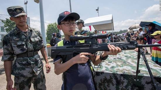 駐港部隊軍營開放派票中 市民可體驗射擊觀看表演