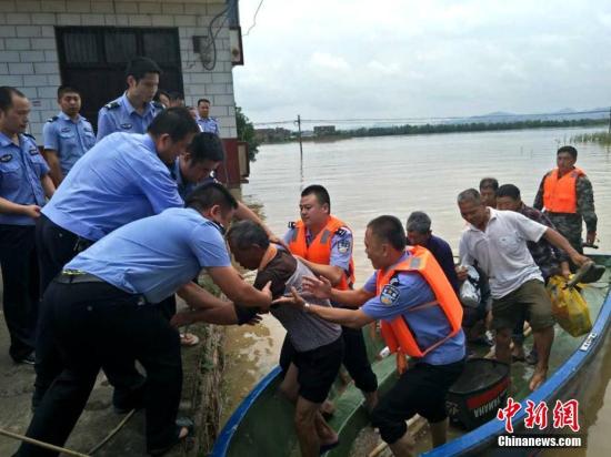 湖南湘鄉眾志成城抗洪災 逾千學生緊急轉移6連日來，當地干部群眾眾志成城、全力以赴抗洪救災，譜寫了一曲曲感人的英勇抗洪贊歌。據悉，自2日起，湘鄉強降水過程結束，5日后天氣轉好。救援人員攙扶老人上岸。 湘鄉市委宣傳部供圖