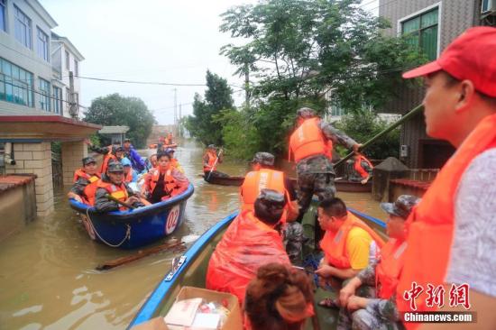 6月26日，受持續暴雨影響，浙江蘭溪汛情嚴重，浙江省紹興軍分區迅速集結越城區柯橋區諸暨市應急分隊，跨區救援蘭溪。<a target='_blank' href='http://www.chinanews.com/'>中新社</a>發 夏先龍 攝